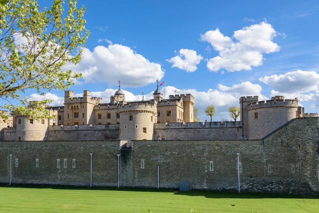 tower of london on a sunny day 2021 08 26 15 27 54 utc